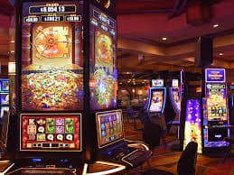 Người chơi trải nghiệm game slot online tại Hip Club trên điện thoại